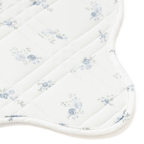 Cool Quilt Rug Scallop Medium Light Blue